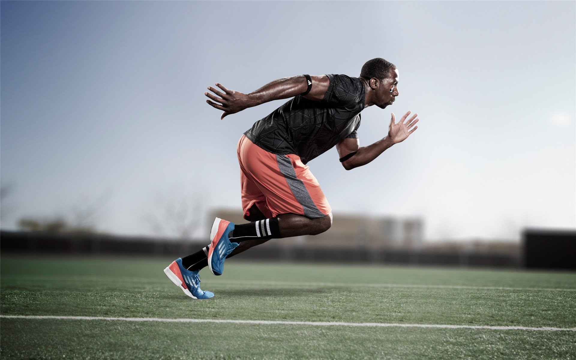 “举重赛场：高新体育中心选手背负全球期待，力争最高荣耀”