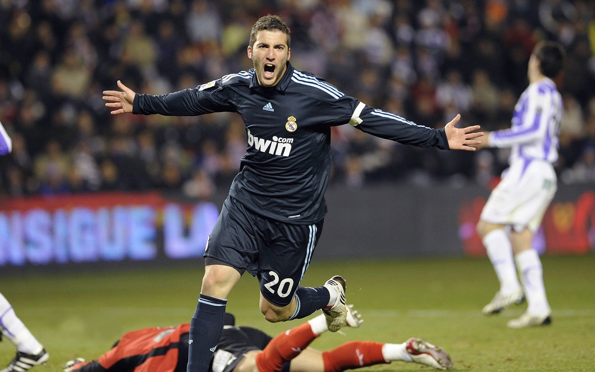 欧冠十六强：曼城7比0屠杀莱比锡 哈兰德单场五球平纪录